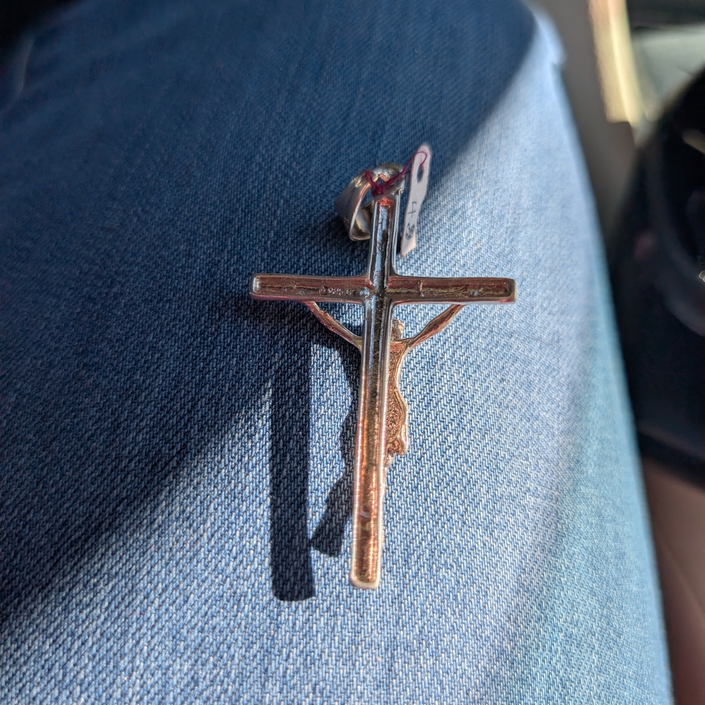 NEW Eegant Silver Crucifix - Picture 3 of 3
